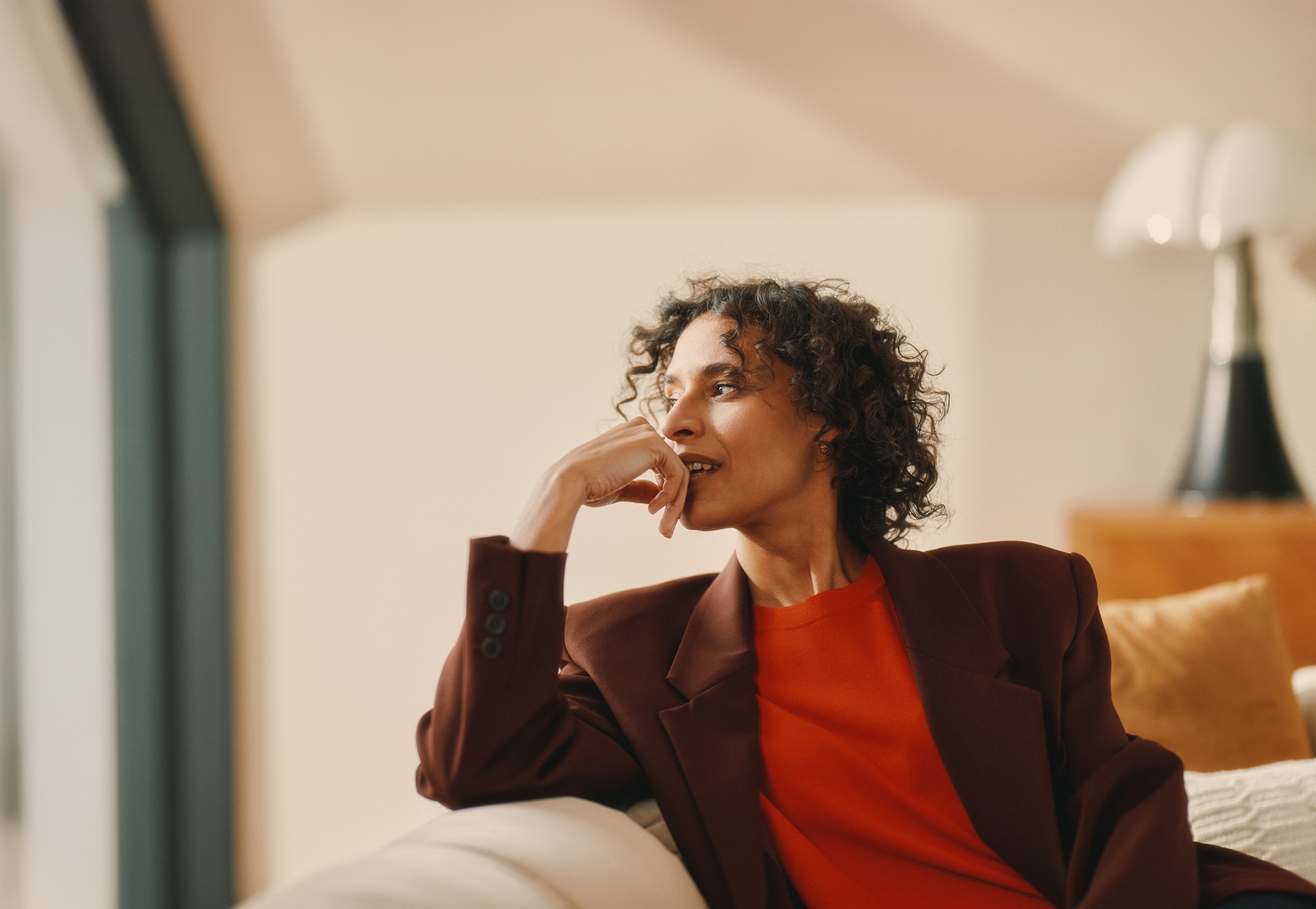 Vrouw zit op een bank in huis