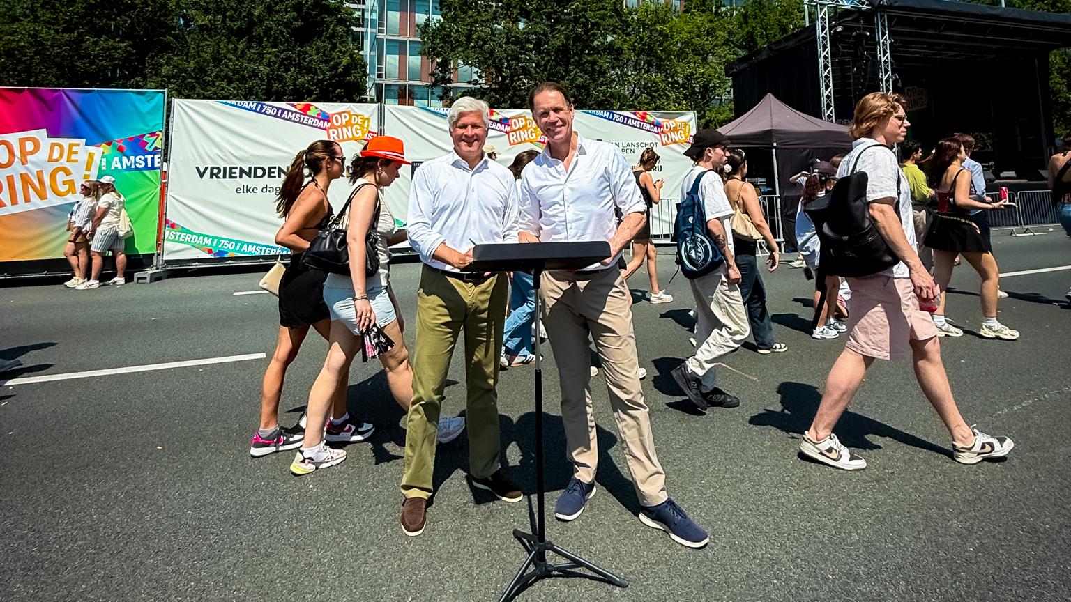 Maarten Edixhoven, Chair of the Management Board of Van Lanschot Kempen, and Simon Reinink, General Director of The Concertgebouw, are standing on the car-free A10 motorway.