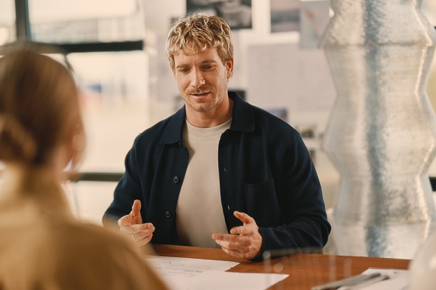 Man en vrouw in gesprek aan tafel