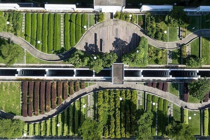 Een gebouw met een begroeid groen dak